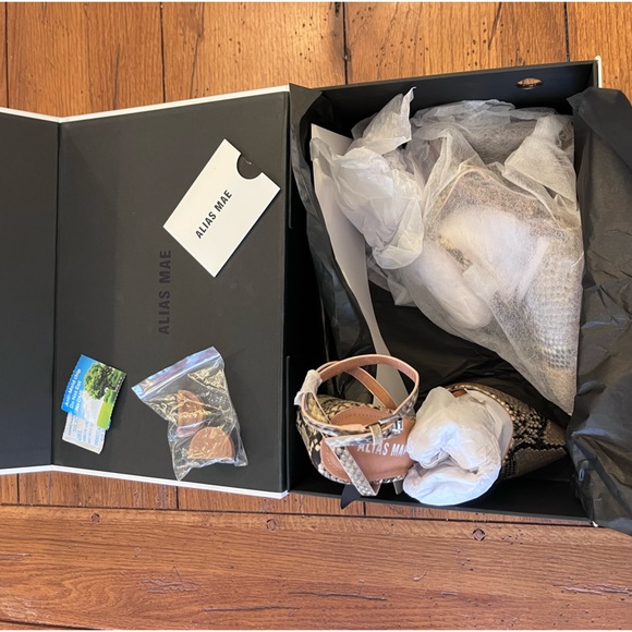 Gorgeous! Snake skin heels !!!! New in box never worn!!!! - Picture 3 of 11